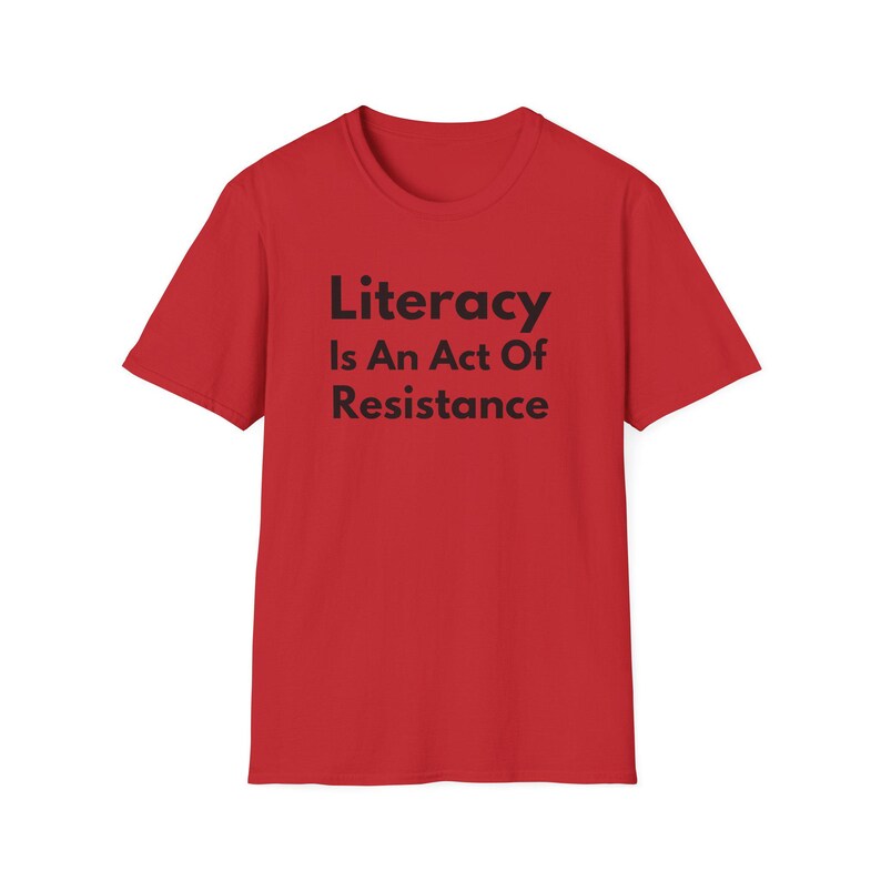 La alfabetización es un acto de resistencia (Camiseta unisex de estilo suave). Camiseta de lectura antiopresión, regalo para activistas amantes de los libros (fuente negra). imagen 2
