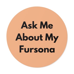 Ask Me About My Fursona - Sticker vinyle rond minimaliste audacieux, sticker Furry Pride, sticker pour ordinateur portable ou bouteille d'eau, cadeau à fourrure - Beige chaud