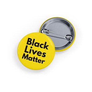 Black Lives Matter (pin/knop) - BLM Allyship, sociale rechtvaardigheid - lettertype zwart - solidariteit blacklivesmatter - geel