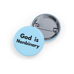 Dios es no binario (Pin/Chaqueta, 4 tamaños) - Insignia del orgullo cristiano queer, fe LGBTQIA+ e inclusión no binaria - Azul suave