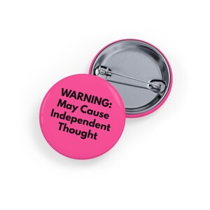 Attenzione: può provocare pensieri indipendenti (bottone/spilla, 4 misure) - Pensiero critico, mente libera, ribelle intellettuale - Rosa