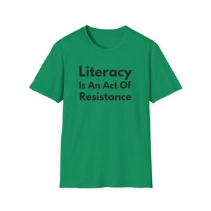 La alfabetización es un acto de resistencia (Camiseta unisex de estilo suave). Camiseta de lectura antiopresión, regalo para activistas amantes de los libros (fuente negra). imagen 9