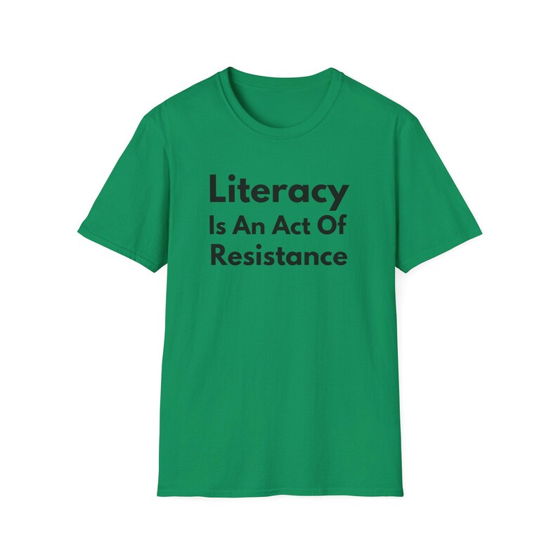 La alfabetización es un acto de resistencia (Camiseta unisex de estilo suave). Camiseta de lectura antiopresión, regalo para activistas amantes de los libros (fuente negra). imagen 9