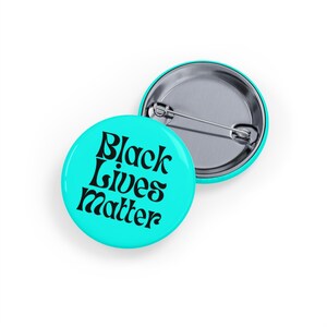 Black Lives Matter (pin/knop) - BLM Allyship - zwart lettertype - blacklivesmatter - levendig cyaanblauw