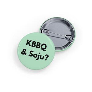 KBBQ och Soju (nål/knapp, 4 storlekar) Mjukgrön, Koreansk BBQ-älskare, K-Food, K-Pop och K-Drama-fans, Rolig matgåva, Dejtkvällsnål