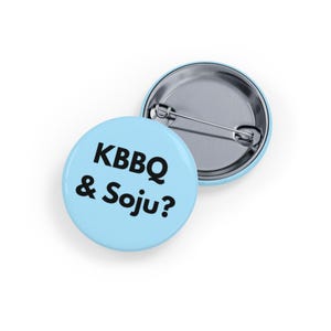 KBBQ och Soju (nål/knapp, 4 storlekar) Soft Blue, Koreansk BBQ-älskare, K-Food, K-Pop och K-Drama-fans, Rolig matgåva, Dejtkvällsnål