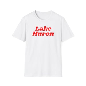 ヒューロン湖（ユニセックス ソフトスタイル T シャツ）レトロ サマーキャンプ お土産 T シャツ、北アメリカの五大湖 - シンプルな赤フォント