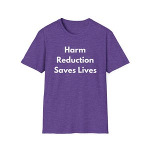 Harm Reduction Saves Lives (unisex softstyle T-shirt) shirt voor openbare gezondheid, kleding voor wederzijdse hulp en sociale rechtvaardigheid - wit lettertype