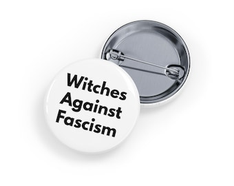 Pin/Botón de Brujas contra el Fascismo. Regalo de orgullo y resistencia bruja, accesorio para activistas feministas - Blanco