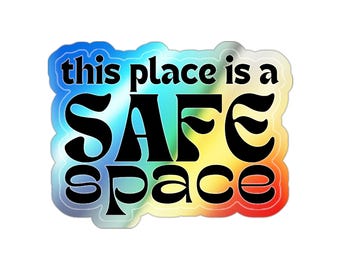 This Place Is A Safe Space (holografische regenboog gestanste glanzende vinylsticker, 5 maten) lgbt-safespace, antipesten, bondgenootschap, inclusiviteit