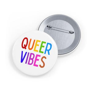 Épinglette Queer Vibes Pride (4 tailles) - Bouton LGBTQIA+ arc-en-ciel pour la positivité, des espaces sûrs et le soutien d'alliés