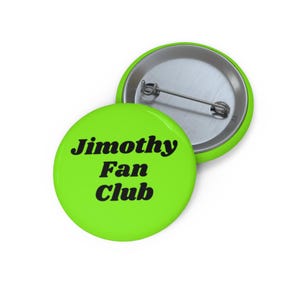 Op de afbeelding: Een ronde button met een fel limoengroen oppervlak en de zwarte tekst Jimothy Fan Club in het midden gedrukt. De achterkant van de button is van zilverkleurig metaal en heeft een horizontale speld voor bevestiging aan kleding.