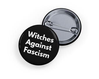 Pin/Botón de Brujas contra el Fascismo. Regalo de orgullo y resistencia bruja, accesorio para activistas feministas - Negro