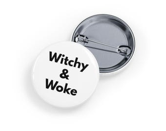 Pin de bruja feminista "Brujería y Prosperidad", accesorio de activismo espiritual, regalo ocultista divertido - Blanco