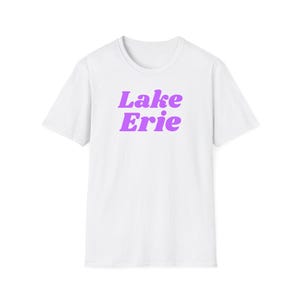 エリー湖（ユニセックス ソフトスタイル T シャツ）レトロ サマーキャンプ お土産 T シャツ、北アメリカの五大湖 - シンプルな紫のフォント