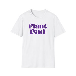 Plant Dad (camiseta unissex Softstyle) - fonte roxa, jardineiro/jardinagem masculino, entusiasta de plantas