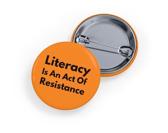 La alfabetización es un acto de resistencia (pin/botón, 4 tamaños) Lectura, Amante de los libros, Activista, Bibliotecas - Naranja