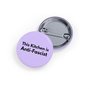 Deze keuken is antifascistisch (speld/knop, 4 maten) Ondersteunt gelijkheid, mededogen - knop politiek activisme, voedselonzekerheid - zacht paars