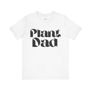 Camiseta unissex Plant Dad (fonte preta) Presente para amantes de plantas, camiseta gráfica botânica, entusiasta de jardins, vestuário suculento, roupa inspirada na natureza