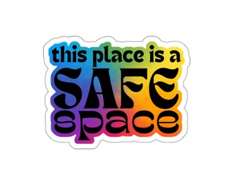 This Place Is A Safe Space (gestanste vinylsticker, 5 maten) Regenboogsticker tegen pesten, LGBTQIA+ Allyship en inclusief ondersteuning