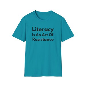 La alfabetización es un acto de resistencia (Camiseta unisex de estilo suave). Camiseta de lectura antiopresión, regalo para activistas amantes de los libros (fuente negra). imagen 10