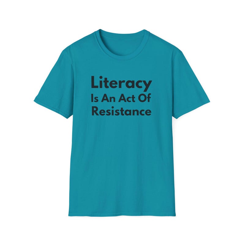 La alfabetización es un acto de resistencia (Camiseta unisex de estilo suave). Camiseta de lectura antiopresión, regalo para activistas amantes de los libros (fuente negra). imagen 10