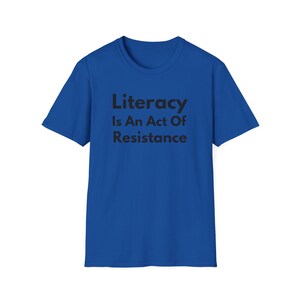 La alfabetización es un acto de resistencia (Camiseta unisex de estilo suave). Camiseta de lectura antiopresión, regalo para activistas amantes de los libros (fuente negra). imagen 17