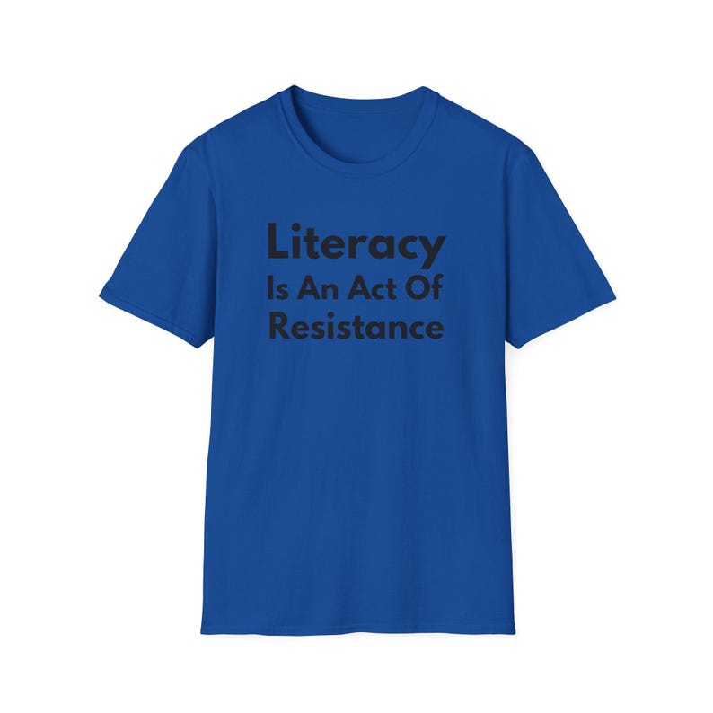La alfabetización es un acto de resistencia (Camiseta unisex de estilo suave). Camiseta de lectura antiopresión, regalo para activistas amantes de los libros (fuente negra). imagen 17