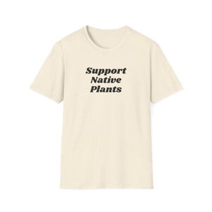 Apoya las plantas autóctonas (camiseta unisex Softstyle) Camiseta para jardines de polinizadores, camiseta botánica de la naturaleza, regalo ecológico de flores silvestres - Fuente negra