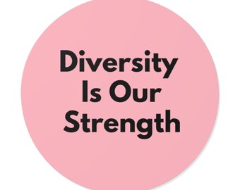 A Diversidade é a Nossa Força - Adesivo de Vinil Redondo Minimalista e Arrojado (5 tamanhos), Adesivo Antirracismo, Adesivo de Solidariedade Multicultural - Rosa Claro