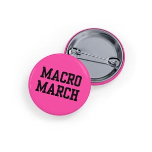 Macro March (pin/botón, 4 tamaños) Insignia divertida para entrenamiento en el gimnasio, humor sobre culturismo y nutrición - Rosa
