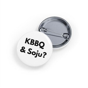 KBBQ och Soju (nål/knapp, 4 storlekar) vit, koreansk BBQ-älskare, K-Food, K-Pop & K-Drama-fans, rolig matgåva, dejtkvällsnål