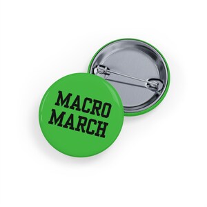 Macro March (pin/botón, 4 tamaños) Insignia divertida para entrenamiento en el gimnasio, humor sobre culturismo y nutrición - Verde brillante
