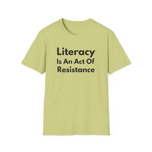 La alfabetización es un acto de resistencia (Camiseta unisex de estilo suave). Camiseta de lectura antiopresión, regalo para activistas amantes de los libros (fuente negra). imagen 13