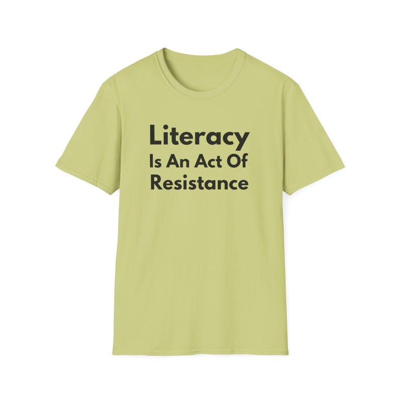 La alfabetización es un acto de resistencia (Camiseta unisex de estilo suave). Camiseta de lectura antiopresión, regalo para activistas amantes de los libros (fuente negra). imagen 13