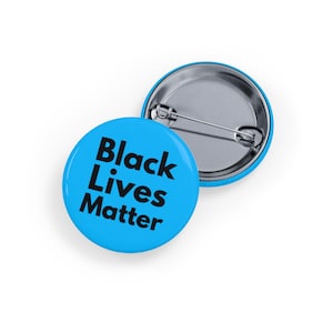 Black Lives Matter (pin/knop) - BLM Allyship, social justice - Black Font - blacklivesmatter solidariteit - blauw