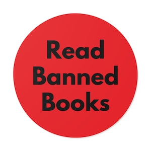 „Read Banned Books“ (runder Vinyl-Aufkleber) Rot - Verteidige Geschichten, freie Köpfe und geistige Freiheit