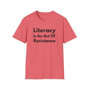 La alfabetización es un acto de resistencia (Camiseta unisex de estilo suave). Camiseta de lectura antiopresión, regalo para activistas amantes de los libros (fuente negra). imagen 6