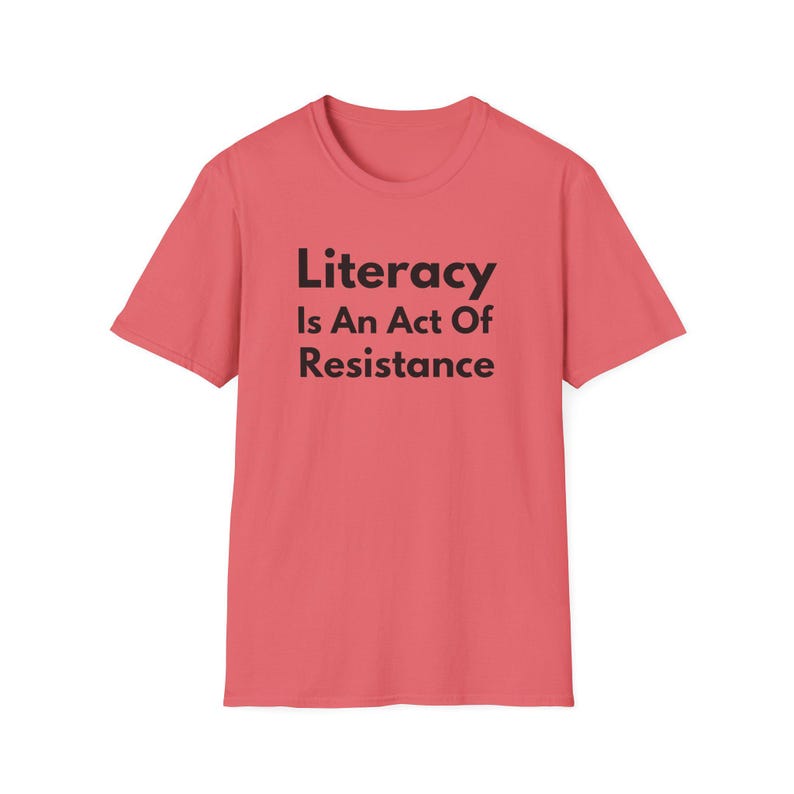 La alfabetización es un acto de resistencia (Camiseta unisex de estilo suave). Camiseta de lectura antiopresión, regalo para activistas amantes de los libros (fuente negra). imagen 6