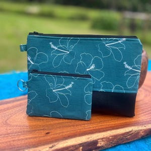 Hawaiian clutch, coin purse, key fob wristlet, hibiscus flower, small zippered pouch, coin purse, hawaiian print bag