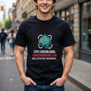 Maglietta CPU Overload Overthinking.exe / Maglietta con umorismo tecnologico e glitch art