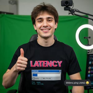 Könnte beinhalten: Eine Person trägt ein schwarzes T-Shirt mit dem Wort "LATENCY" in Pink und Blau. Das Shirt zeigt auch eine Grafik im Computerstil mit dem Text "WINDOZE" und "WILL TO LIVE". Die Person gibt ein Daumen hoch.