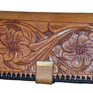 Cartera de cuero con herramientas Flor en relieve Marrón claro Adorno negro Cierre a presión 4 Inserciones de imágenes de tarjetas de crédito desmontables 2 compartimentos para billetes 70s