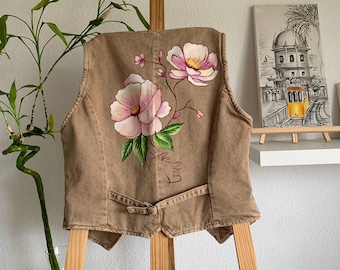 Handbemalte Magnolienweste, ein sehr elegantes Frühlingsdesign