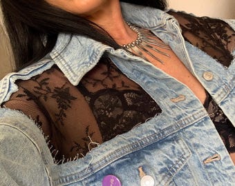 Denim mit Spitze, ideale Jeansjacke für Festivals und Sommernächte