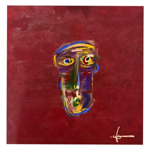 Può includere: Dipinto astratto di un viso con vernice blu, gialla, verde, rossa e nera su uno sfondo rosso.