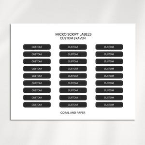 Puede incluir: Una hoja de etiquetas rectangulares negras con esquinas redondeadas, dispuestas en tres columnas. Cada etiqueta presenta la palabra CUSTOM en texto blanco sin remates. El texto superior dice MICRO SCRIPT LABELS CUSTOM | RAVEN y el inferior CORAL AND PAPER.