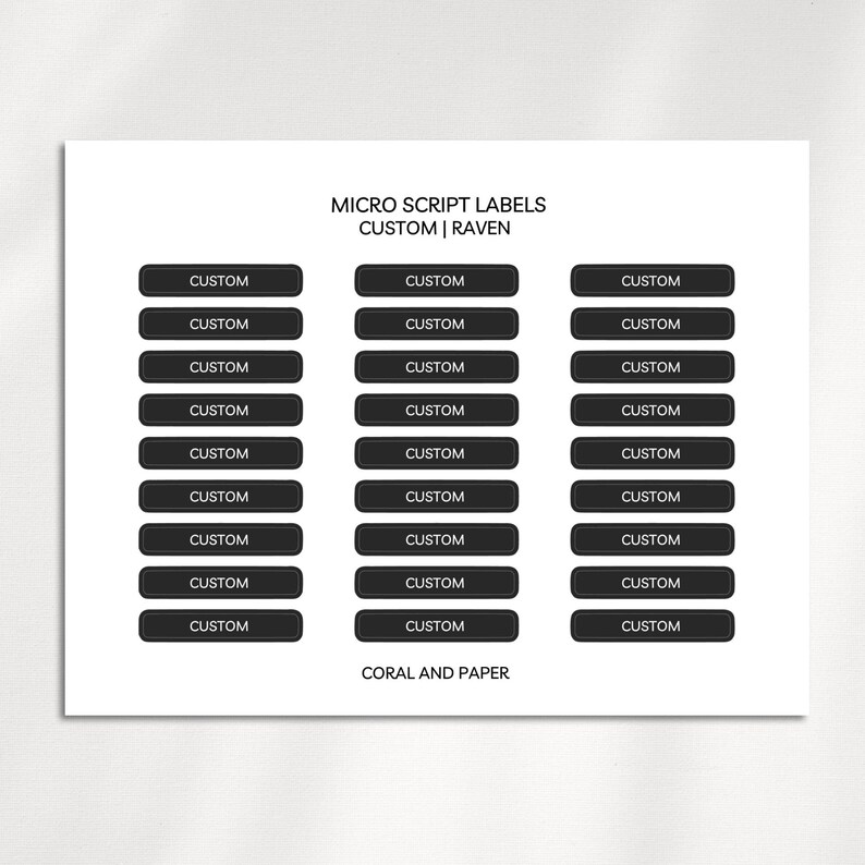 Puede incluir: Una hoja de etiquetas rectangulares negras con esquinas redondeadas, dispuestas en tres columnas. Cada etiqueta presenta la palabra CUSTOM en texto blanco sin remates. El texto superior dice MICRO SCRIPT LABELS CUSTOM | RAVEN y el inferior CORAL AND PAPER.