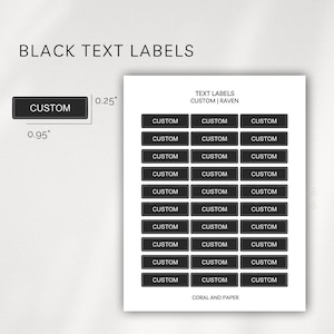 Op de afbeelding: Een vel met zwarte tekstetiketten met op elk etiket het woord "CUSTOM" gedrukt. De etiketten zijn 0,95 inch breed en 0,25 inch hoog. Het vel is gelabeld met "TEXT LABELS CUSTOM | RAVEN" en "CORAL AND PAPER".