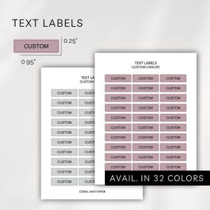 Puede incluir: Etiquetas de texto imprimibles con la palabra "CUSTOM" en gris claro. Las etiquetas miden 0,95 pulgadas de ancho y 0,25 pulgadas de alto. El texto "TEXT LABELS CUSTOM | MAUVE" está en la parte superior de la página. El texto "AVAIL. IN 32 COLORS" está en la parte inferior de la página. El texto "CORAL AND PAPER" está en la parte inferior de la página.